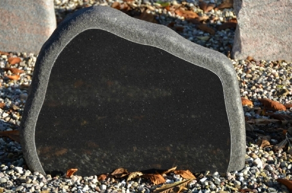 Poleret gravsten fra Stenhuggeri Odense