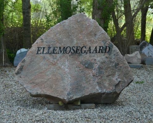 Gårdsten med logo til Ellemosegaard