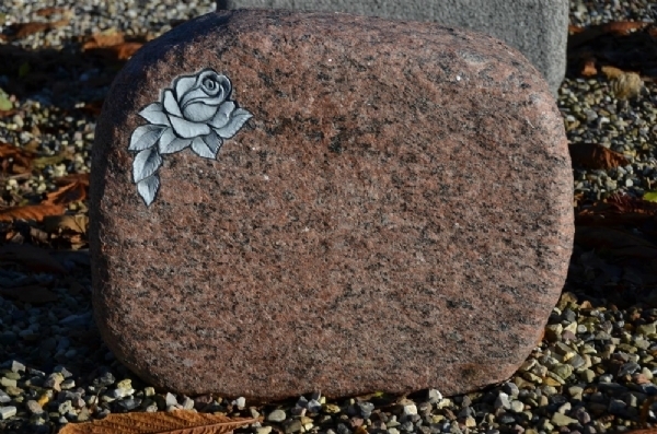 Gravsten med rose fra Stenhuggeri Fyn