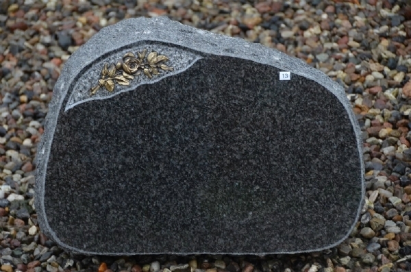 Personlige gravsten med udsmykning fra Stenhuggeren på Fyn