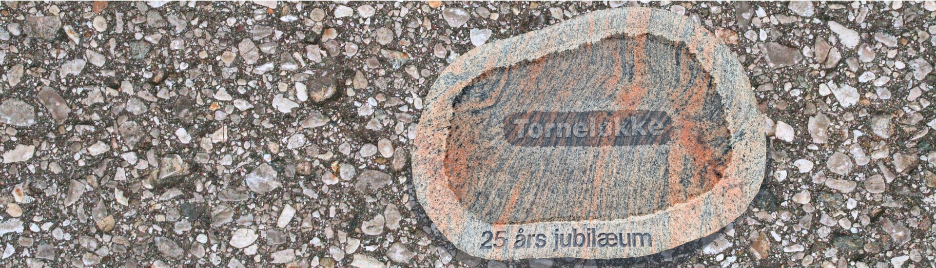 Gaard- og logosten for Torneloekke - jubilaeums sten